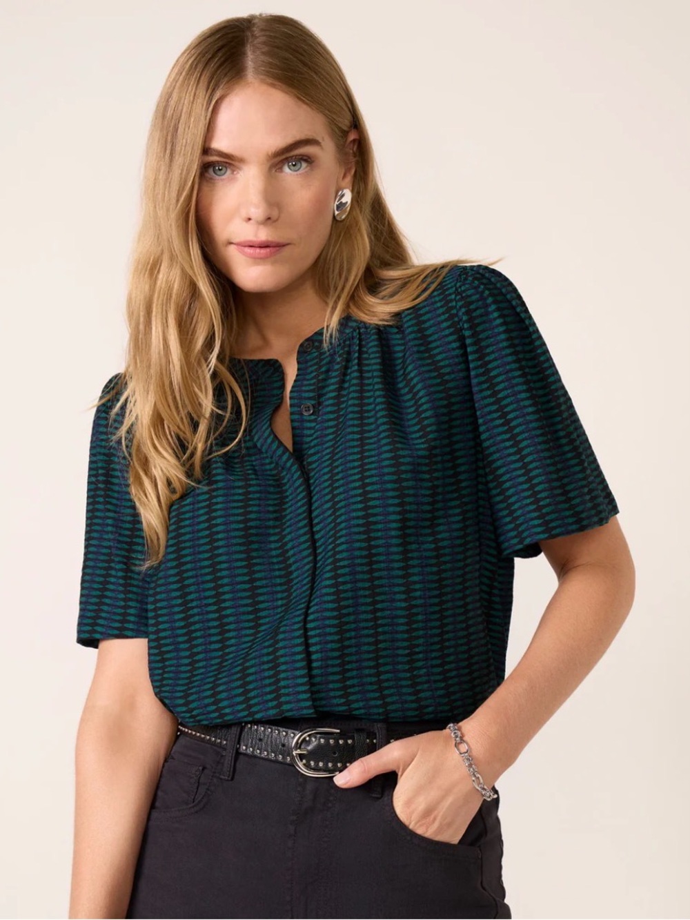 Evereve Mackenzie split neck blouse M